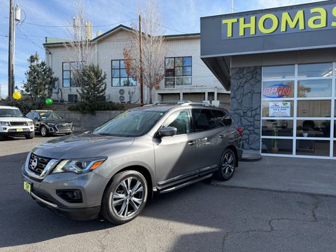 Used 2019 Nissan Pathfinder Platinum image 2