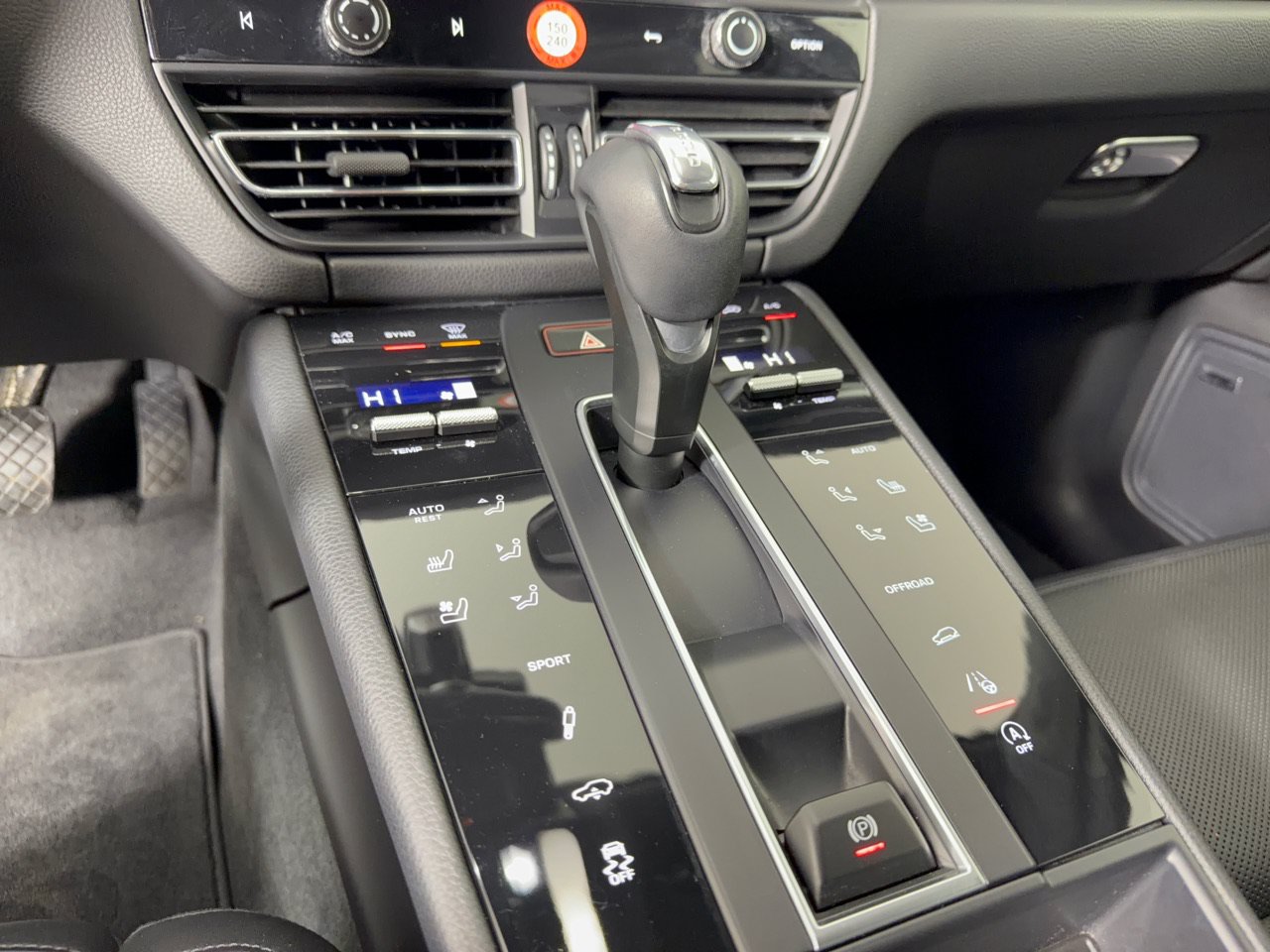 Certified 2022 Porsche Macan S AWD/4WD image 25