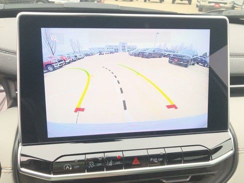 Certified 2025 Jeep Compass Limited image 18