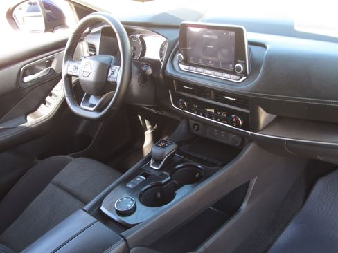 Used 2025 Nissan Rogue SV image 6