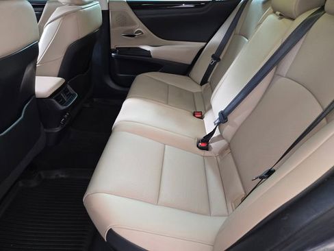 Used 2020 Lexus ES 300h w/ Premium Package FWD image 16