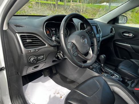 Used 2019 Jeep Cherokee Latitude Plus w/ Cold Weather Group AWD/4WD image 20