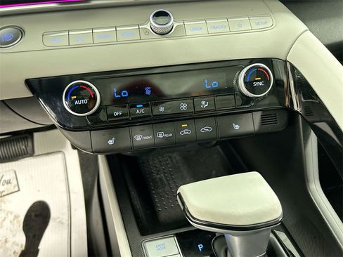 Used 2023 Hyundai Elantra Limited w/ Preferred Accessory Package image 17