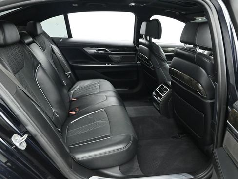 Used 2019 BMW 750i image 18
