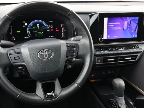 Used 2025 Toyota Camry LE AWD/4WD image 18