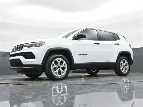 Used 2025 Jeep Compass Sport image 42