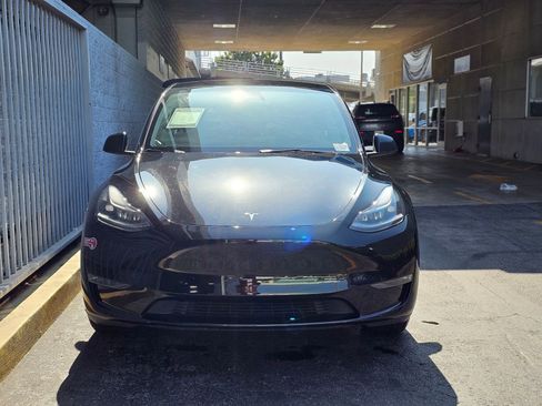 Used 2024 Tesla Model Y Long Range AWD/4WD image 2