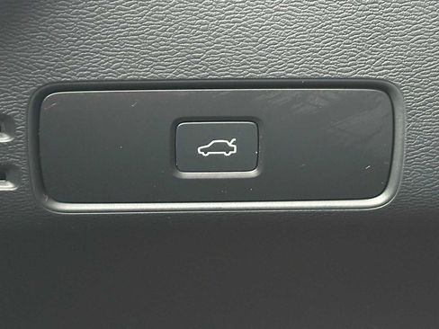 Certified 2025 Volvo XC40 B5 Plus AWD/4WD image 32