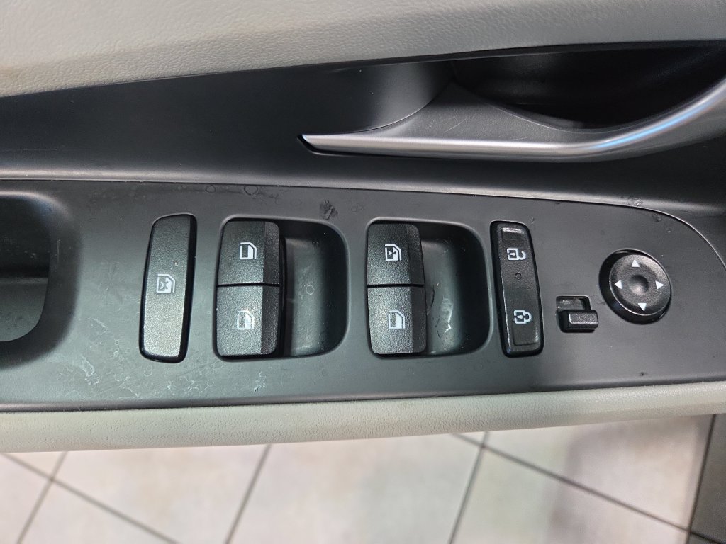 Used 2024 Hyundai Elantra Limited FWD image 29