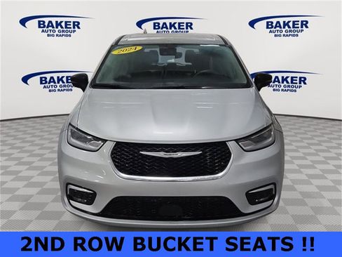 Used 2024 Chrysler Pacifica Touring-L image 2