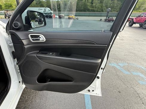 Used 2015 Jeep Grand Cherokee Altitude AWD/4WD image 40