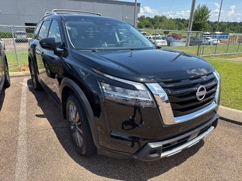 Used 2024 Nissan Pathfinder SL w/ SL Premium Package FWD image 4