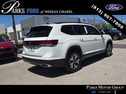Used 2025 Volkswagen Atlas SE image 4