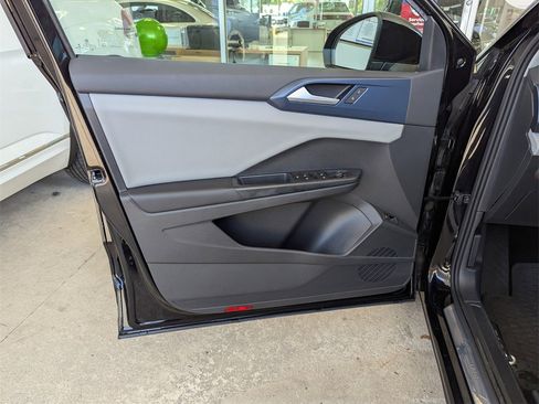 Certified 2022 Volkswagen Taos SE w/ Panoramic Sunroof Package image 18