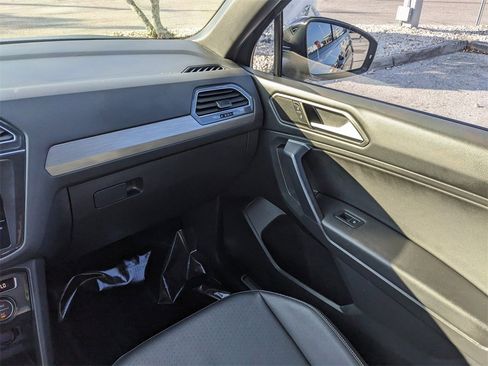 Certified 2021 Volkswagen Tiguan SE R-Line image 17