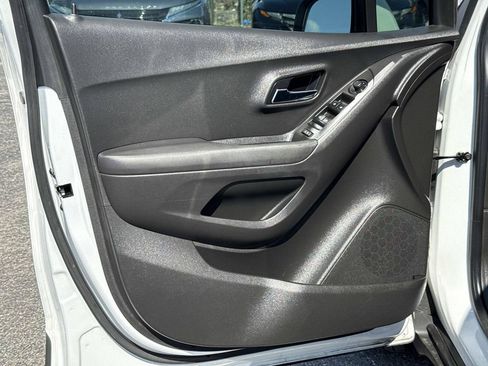 Used 2020 Chevrolet Trax LS FWD image 19