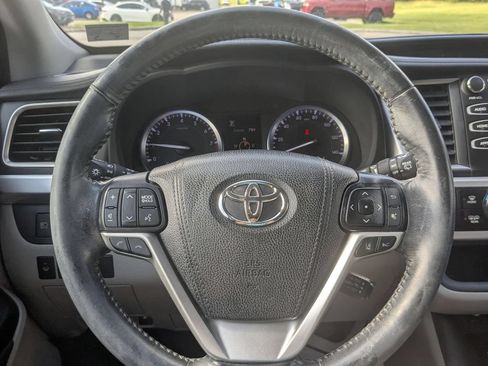 Used 2018 Toyota Highlander XLE w/ Carpet Mat Package (TMS) AWD/4WD image 20