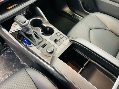 New 2026 Toyota Highlander Platinum image 10