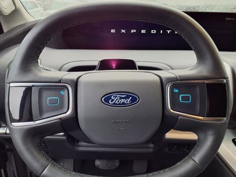 Used 2025 Ford Expedition Active image 18