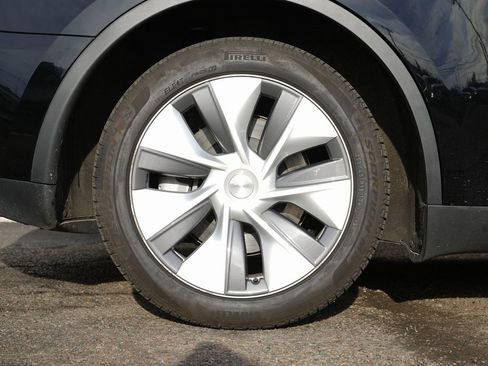 Used 2023 Tesla Model Y Long Range image 12