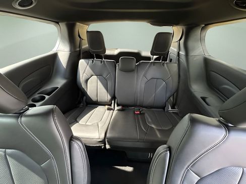 New 2026 Chrysler Pacifica Select image 15