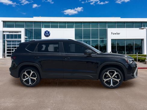 Used 2025 Volkswagen Taos SEL AWD/4WD image 4