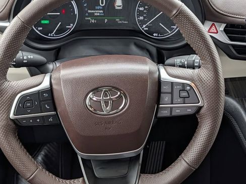 Used 2024 Toyota Sienna Platinum FWD image 13