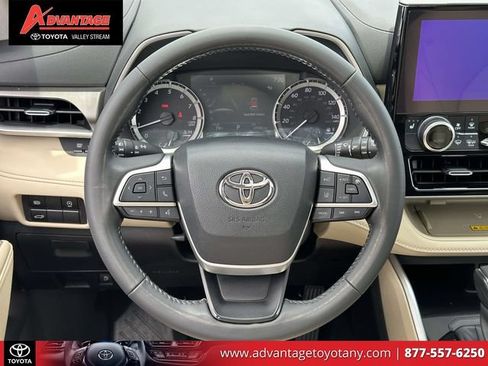 Used 2023 Toyota Highlander XLE AWD/4WD image 19