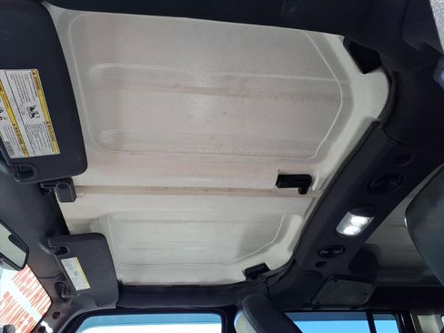 Used 2017 Jeep Wrangler Unlimited Sahara w/ Connectivity Group image 9