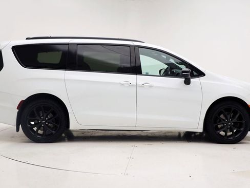 Used 2024 Chrysler Pacifica Limited w/ S Appearance Package image 3