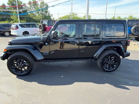 Used 2025 Jeep Wrangler Unlimited Sahara w/ Safety Group AWD/4WD image 9
