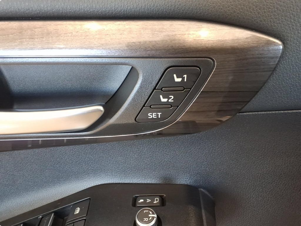 New 2026 Toyota Highlander Platinum AWD/4WD image 15
