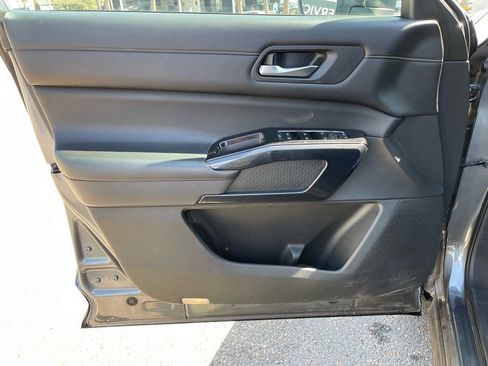 Used 2022 Nissan Pathfinder SV image 17