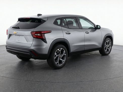 Used 2025 Chevrolet Trax LT FWD image 9