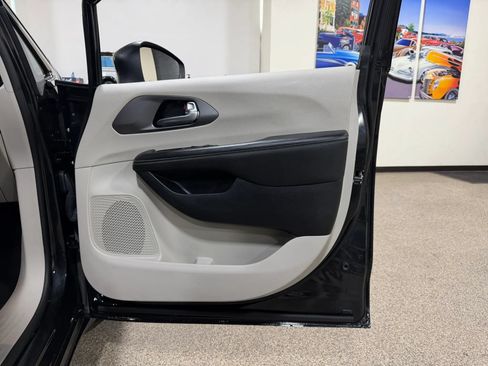 Used 2023 Chrysler Pacifica Touring-L FWD image 27