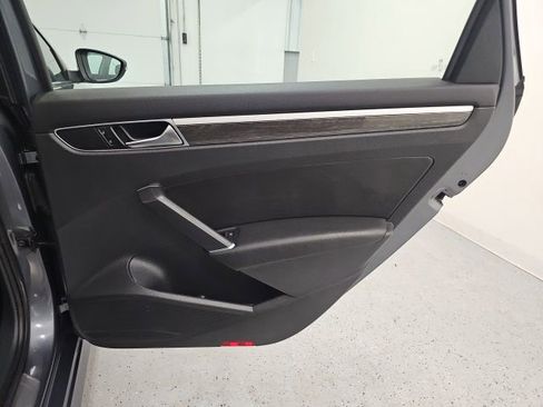 Used 2017 Volkswagen Passat 1.8T SEL Premium image 35