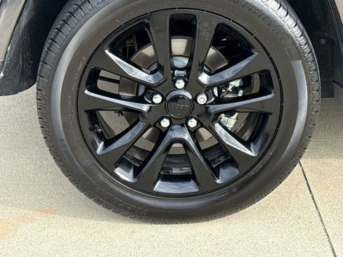 Used 2021 Jeep Grand Cherokee Laredo X RWD image 9