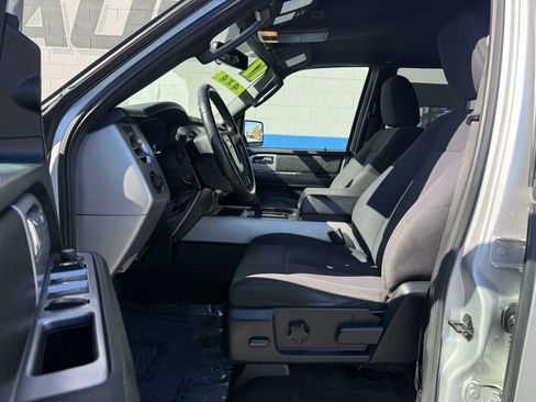 Used 2017 Ford Expedition XLT image 9