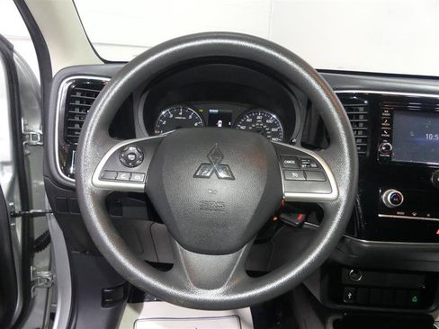 Used 2020 Mitsubishi Outlander SE image 31