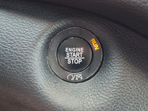 Used 2019 Jeep Cherokee Trailhawk AWD/4WD image 19