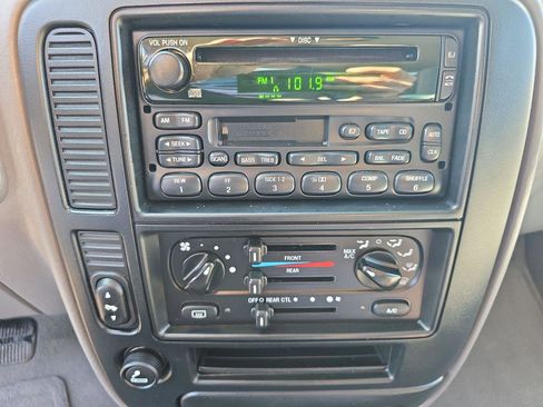 Used 2002 Ford Windstar SE image 9