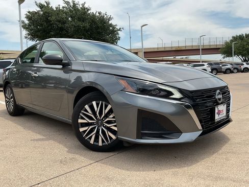 Used 2025 Nissan Altima 2.5 SV FWD image 3