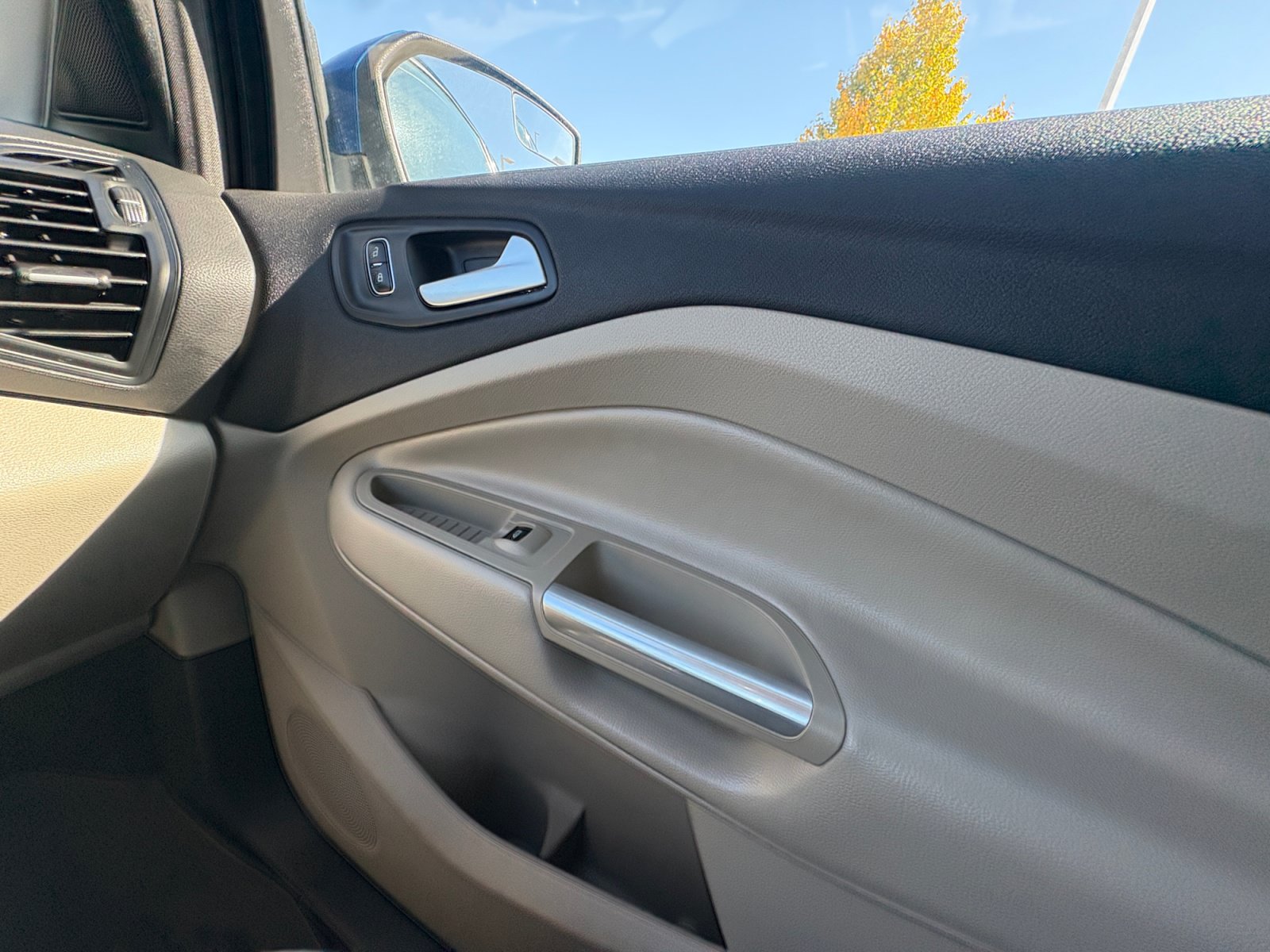 Used 2017 Ford Escape SE AWD/4WD image 16