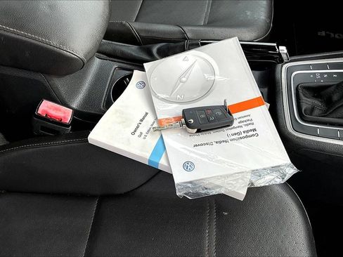 Used 2015 Volkswagen Golf S image 41