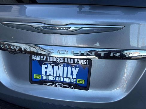 Used 2016 Chrysler Town & Country Touring image 20