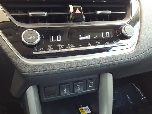 Used 2023 Toyota Corolla Cross XLE FWD image 28
