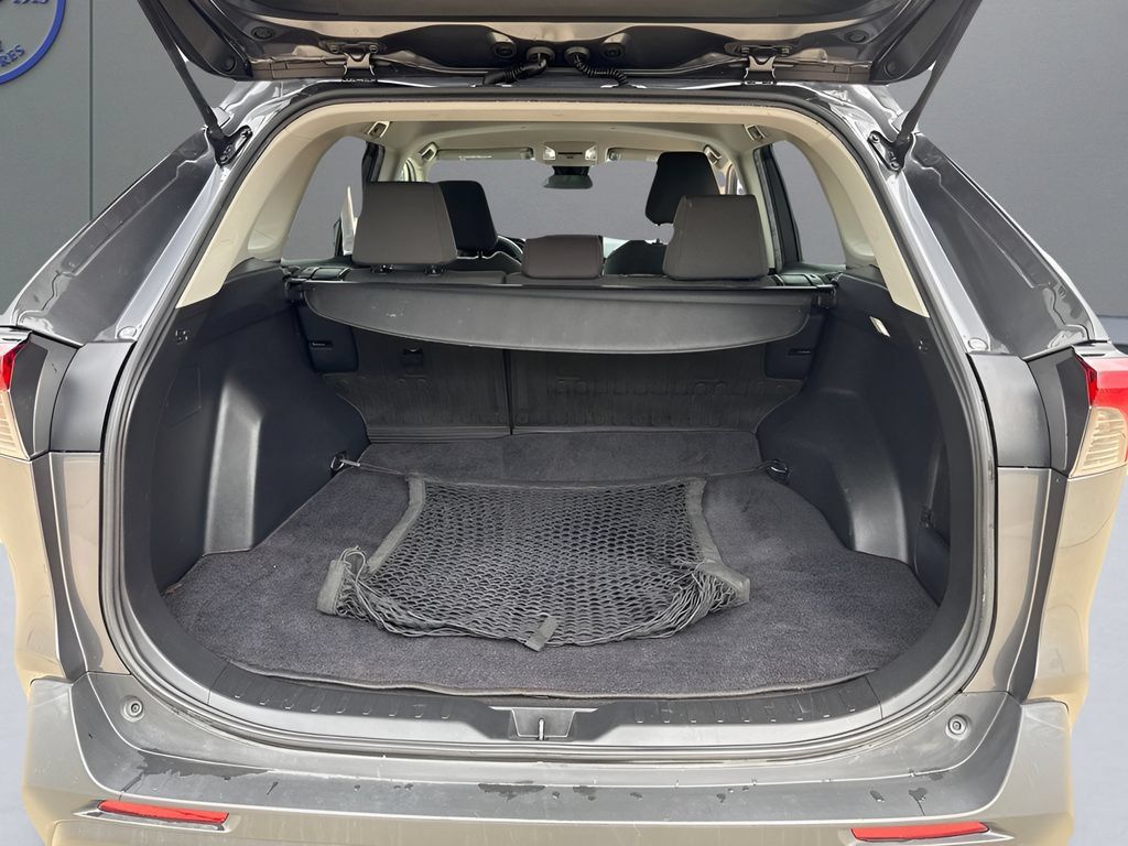 Used 2022 Toyota RAV4 XLE FWD image 27
