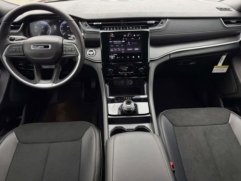 New 2025 Jeep Grand Cherokee Altitude image 5
