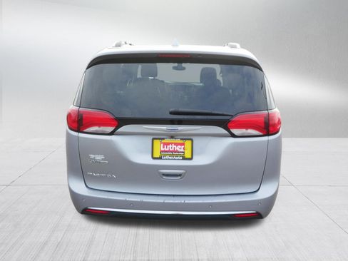 Used 2018 Chrysler Pacifica Limited FWD image 6
