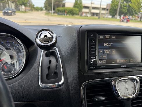 Used 2015 Chrysler Town & Country Touring-L w/ Driver Convenience Group FWD image 29